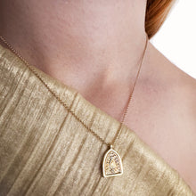 이미지를 갤러리 뷰어에 로드 , The Portal Necklace