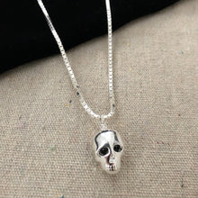이미지를 갤러리 뷰어에 로드 , Memento Mori Skull Necklace - Silver