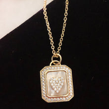 Cargar imagen en el visor de la galería, Mother of Pearl Heart Charm Necklace