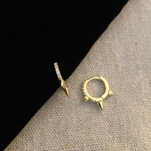 Cargar imagen en el visor de la galería, Spiked Huggie Mini Hoop earrings