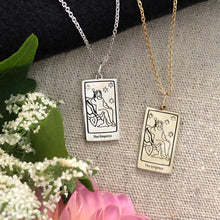 Charger l'image dans la galerie, The Empress Tarot charm with chain - Silver