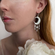 Cargar imagen en el visor de la galería, The Hare Moon Earrings
