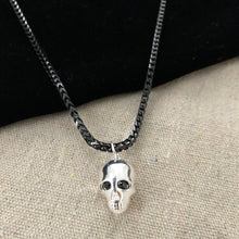 Cargar imagen en el visor de la galería, Memento Mori Skull Necklace - Black
