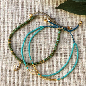 Bracelet en perles turquoise avec breloque Hamsa