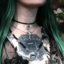 Cargar imagen en el visor de la galería, Odin&#39;s Crow Skull Necklace
