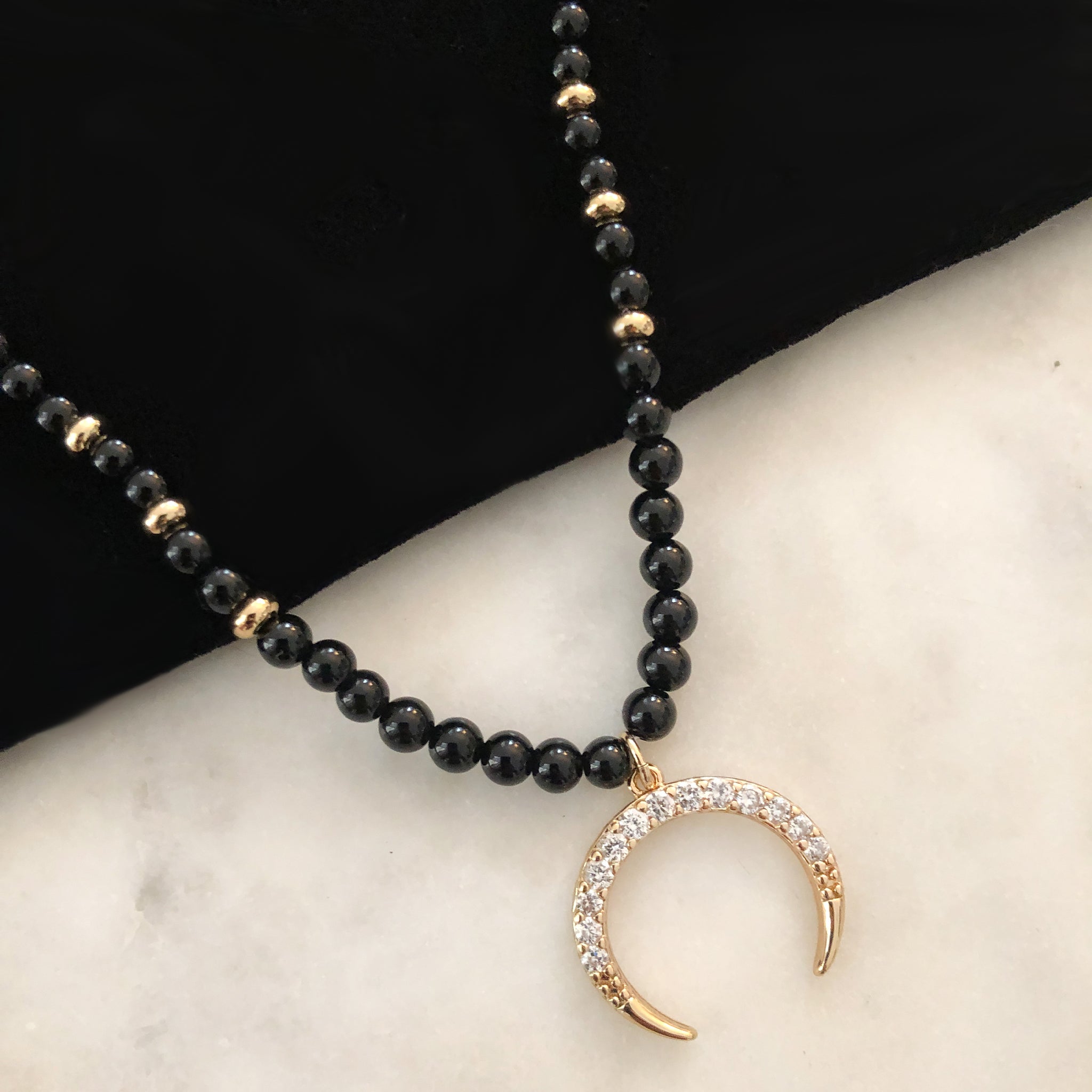 Rudyard Kipling Abandonado rechazo Collar de obsidiana con colgante de luna creciente – Mementomoridesignsnyc