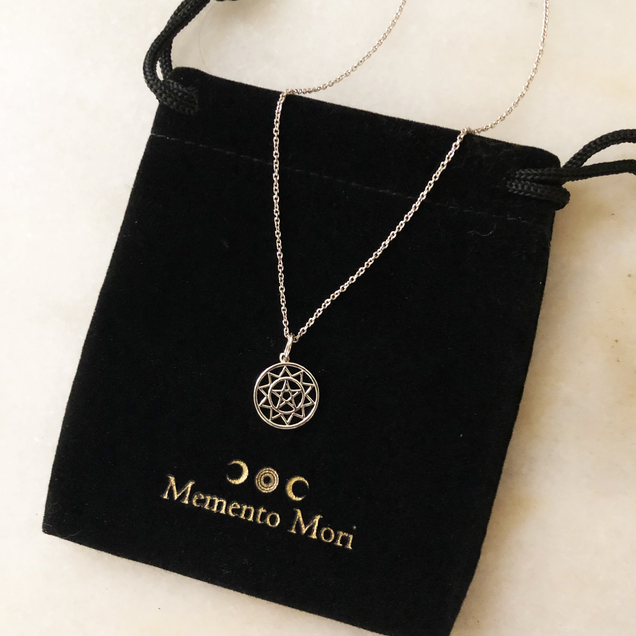Collana Cerchio Magico: Ciondolo di Geometria Sacra, Talismano Occulto - Italia Collana Cerchio Magico: Ciondolo di Geometria Sacra, Talismano Occulto - Italia