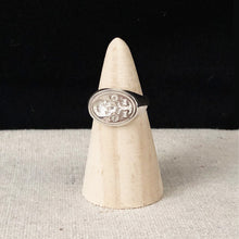 Load image into Gallery viewer, Memento Mori Signet Ring - Silver

